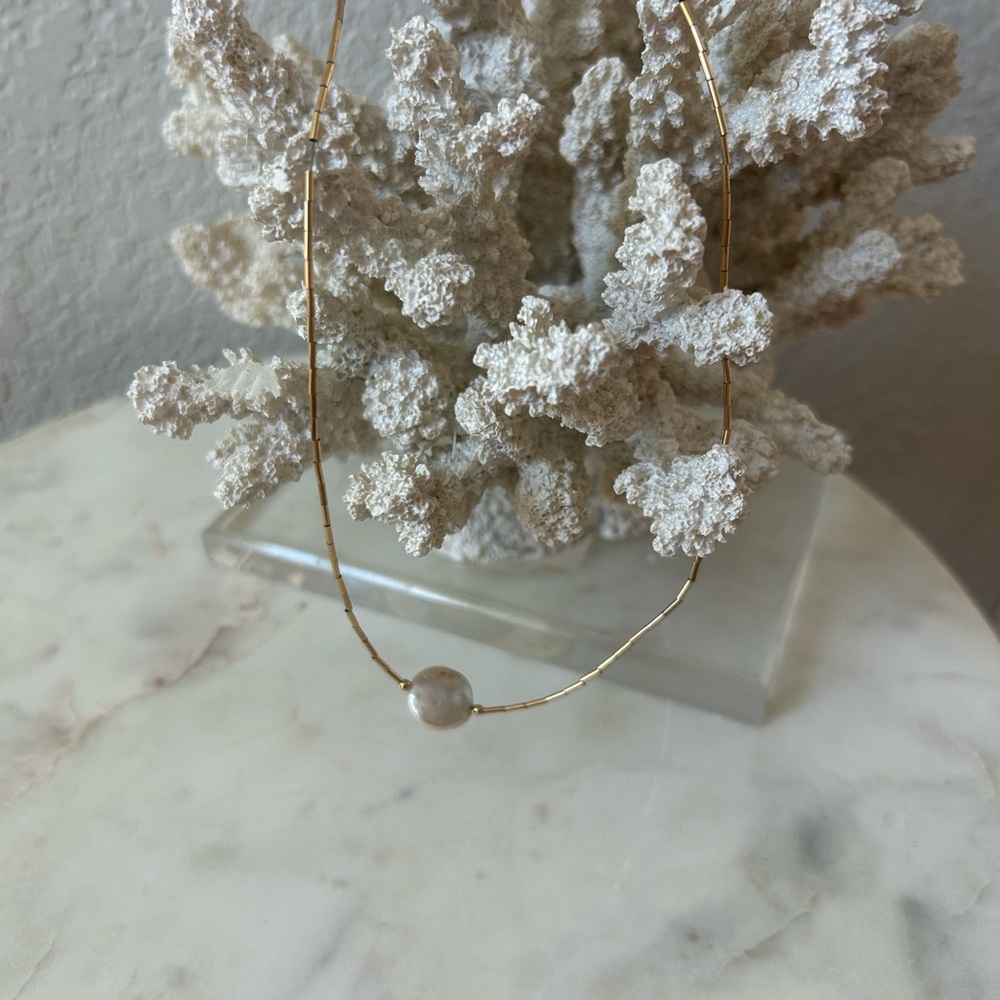 Elegant Gold Necklace with Pearl Accent